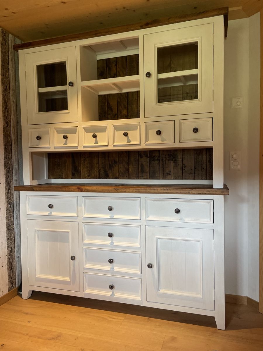 Credenze: Buffet, Kommode und Schrank in Landhausstil – Usato da Lauenen b. Gstaad venduto da NinaTheresa