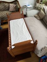 Antikes Beistellbett mit Babymatratze