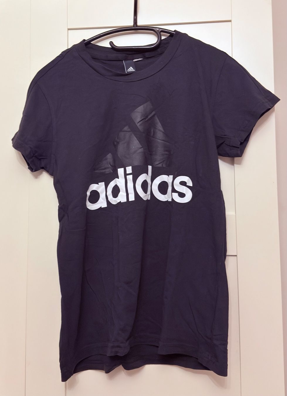 Adidas T-shirt: • Adidas T-Shirt • – Usato da Basel venduto da mendoza13