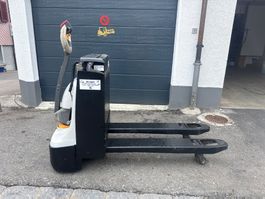 Stapler Niederhubwagen Paletrolli Crown