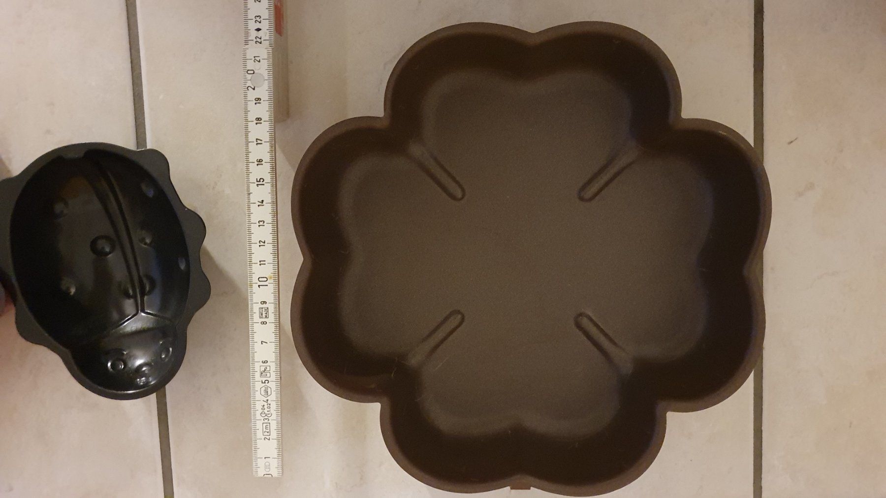 Teglie da forno: 2 glückliche Backform Kuchenform (Metall) – Usato da Winterthur venduto da Ywan1 5