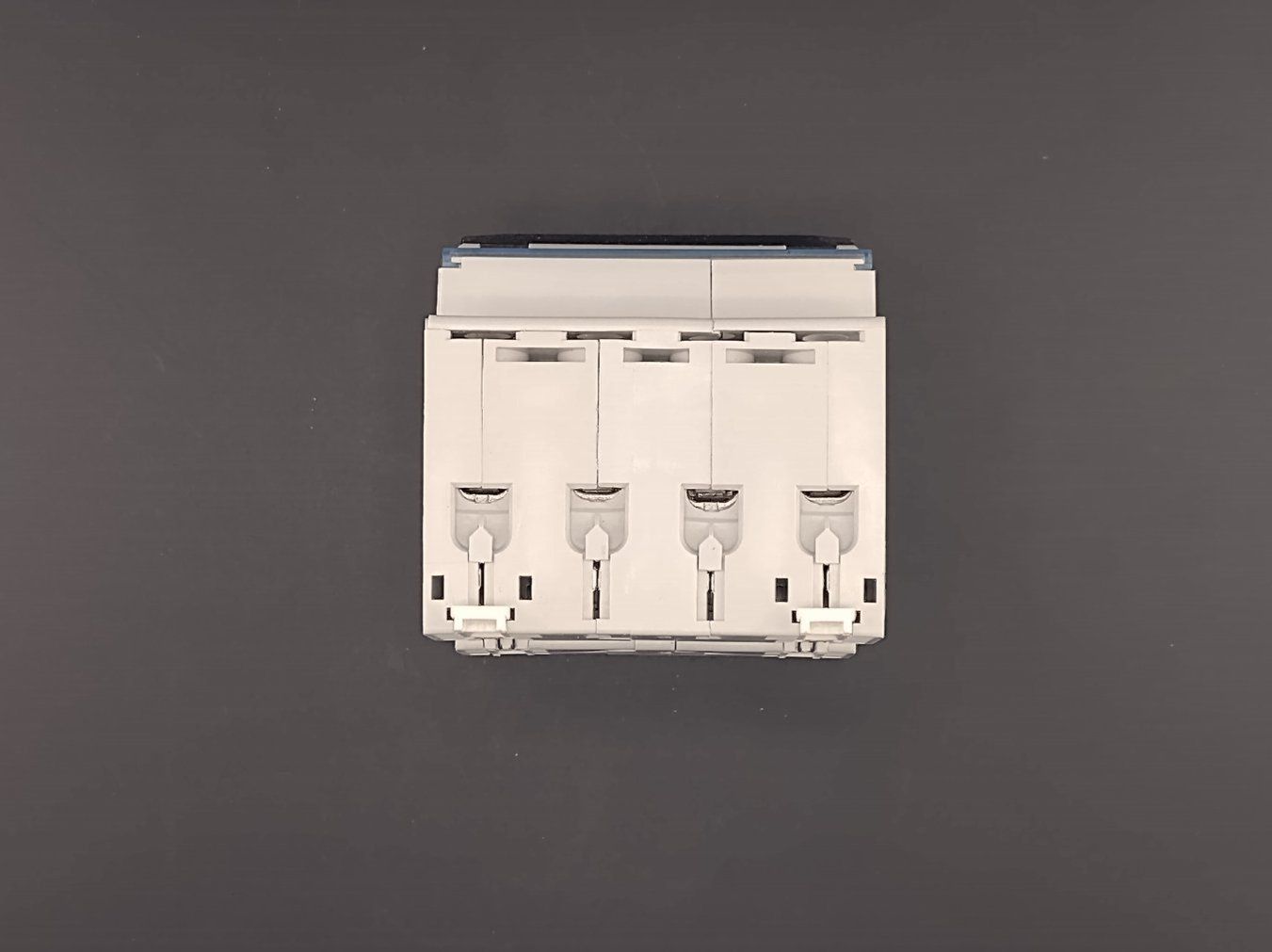 Legrand Interruttori: Legrand 08080 C13 30mA – Usato da Winterthur venduto da Hint17 5