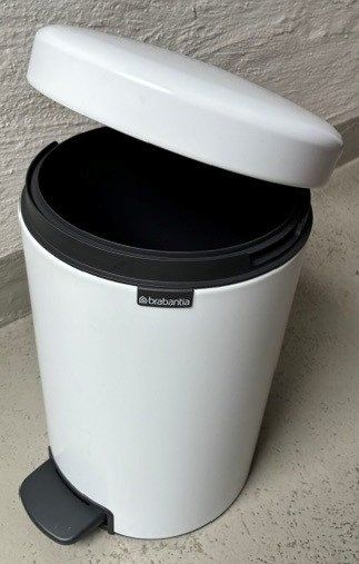 Brabantia Abfalleimer: Eimer weiss (neuwertig) – Gebraucht aus Küsnacht ZH von Battinger 1