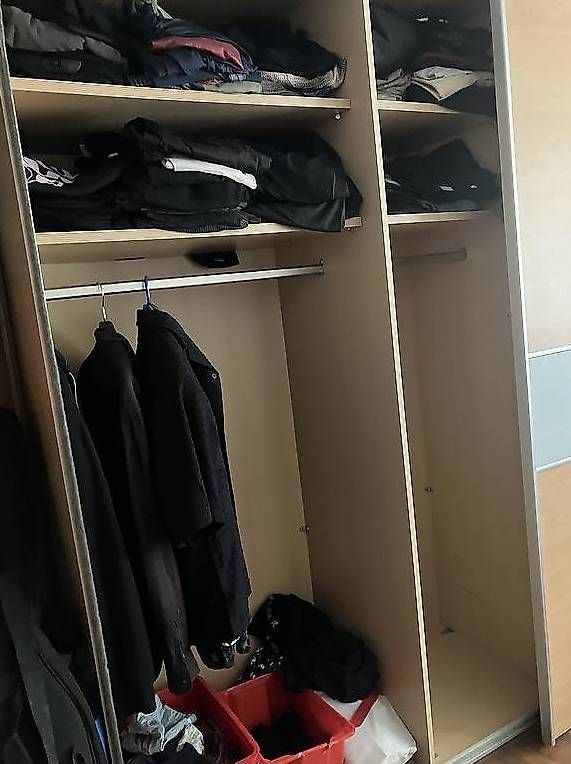 Armoires: Kleiderschrank mit Schiebetüren GRATIS – D'occasion à Bern par promo-center 1