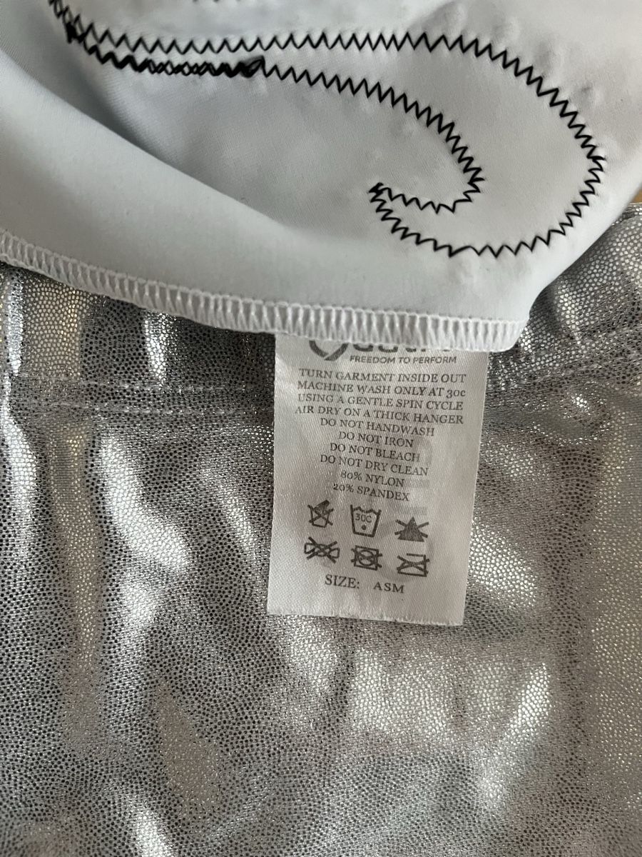 Scarpe, pantaloni & magliette da ginnastica: Gymnastikdress – Usato da Berikon venduto da Dusche 2