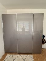 Massivholz-Kleiderschrank