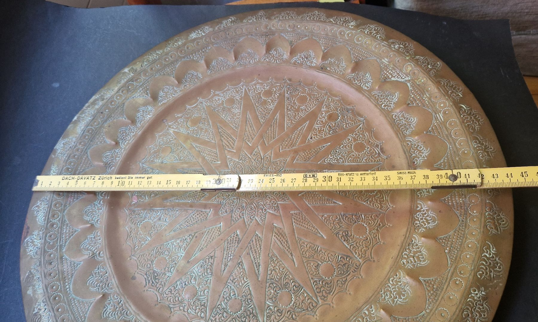 Piatti di portata: Antikes Kupferblech Tablett mit Sternenmuster DM ca 45 cm – Usato da Seengen venduto da Seestern77 1