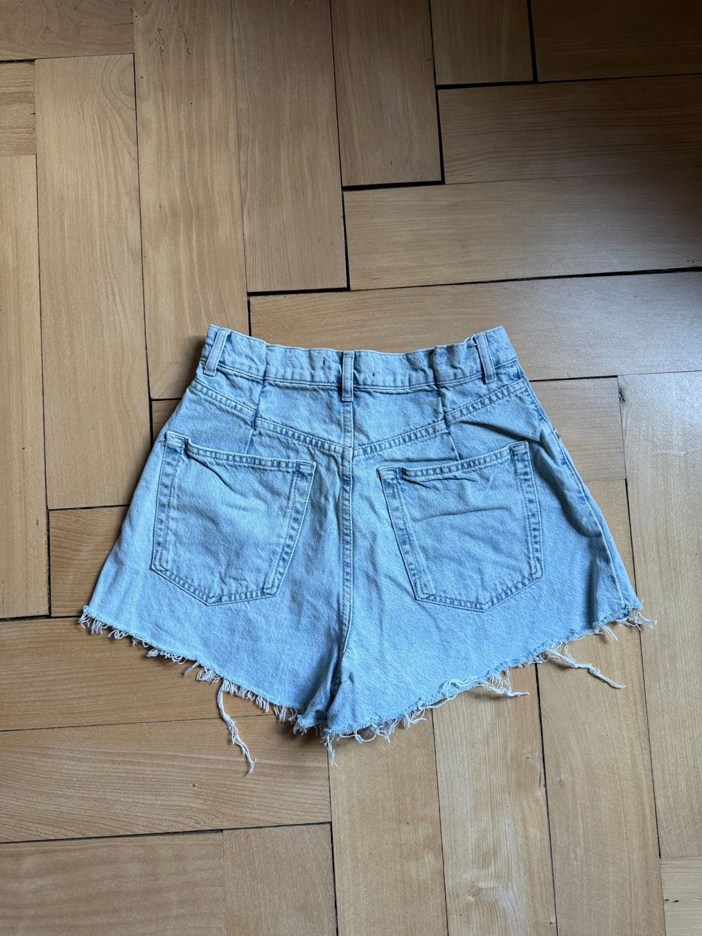 Zara Jeans: ZARA - Jeansshorts hellblau 36 – Usato da Zürich venduto da Diazaio 1