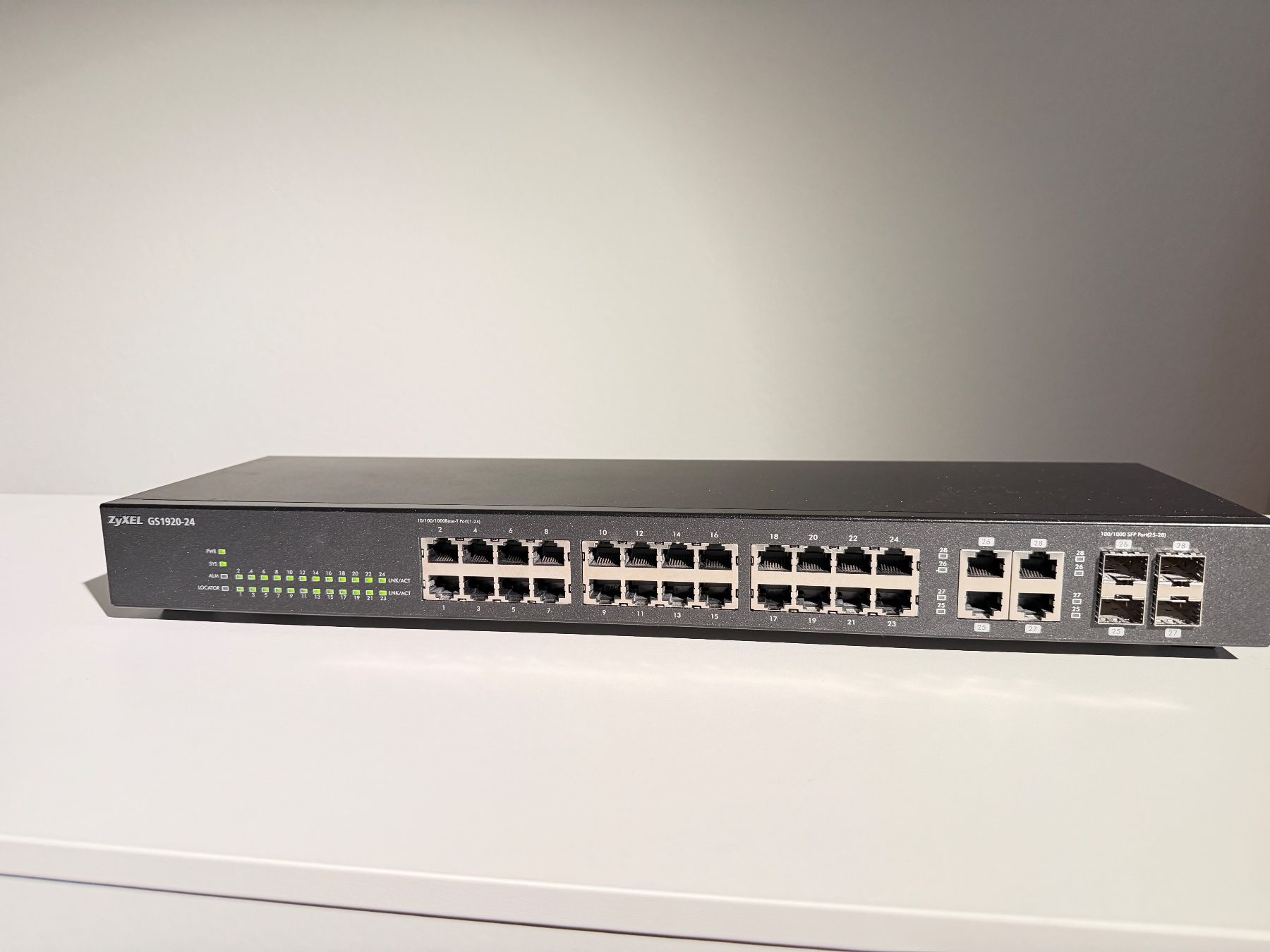 Zyxel Hub & Switch: Zyxel GS1920-24 Gigabit Smart Managed Switch – Usato da Zug venduto da ebojfm