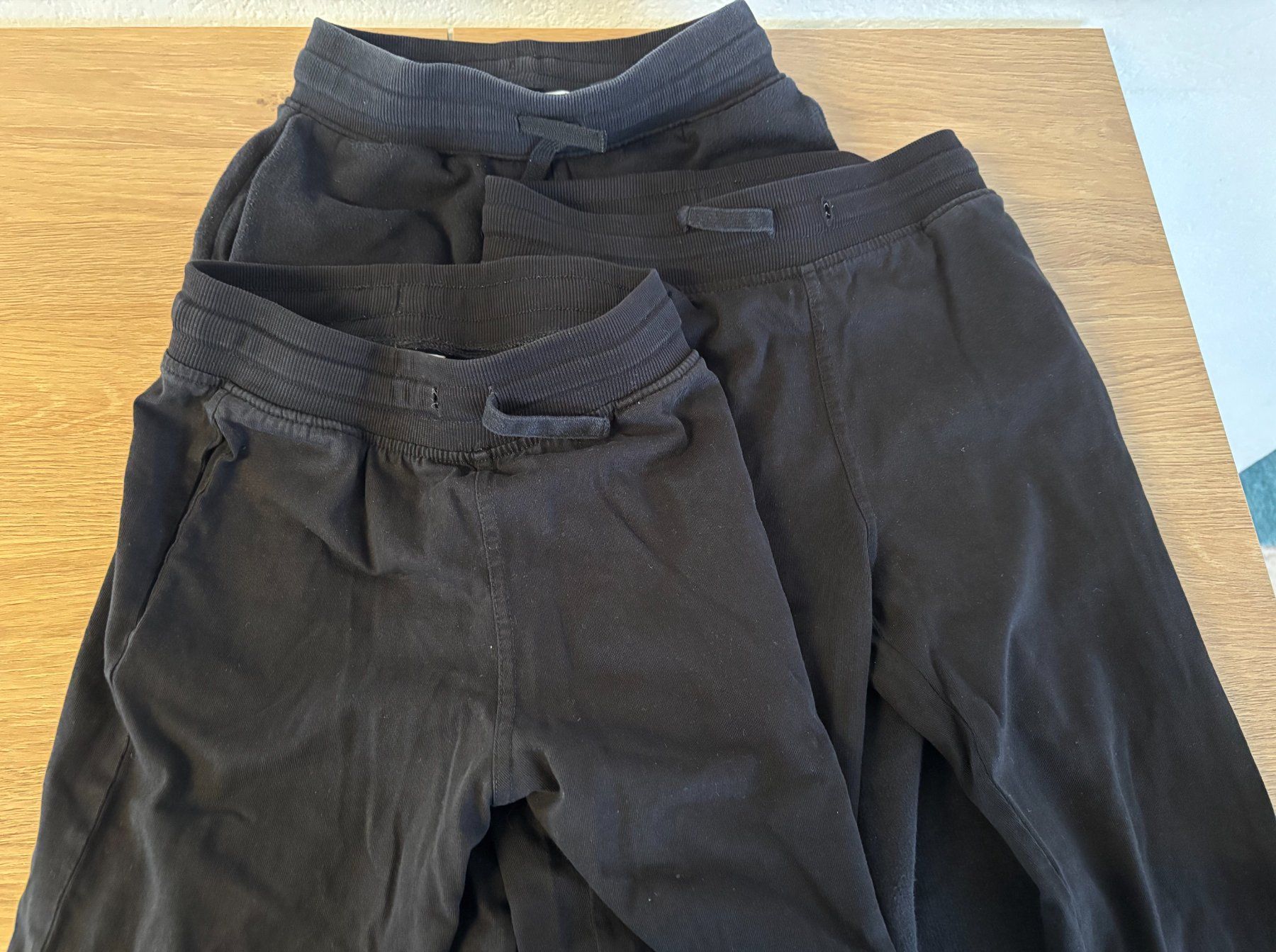 Hosen: 3 schwarze Hosen in Grösse 140 – Gebraucht aus Zürich von IlkaK 1