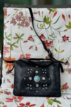 Schwarze Tasche aus Leder mit tollen Details! Top Zustand