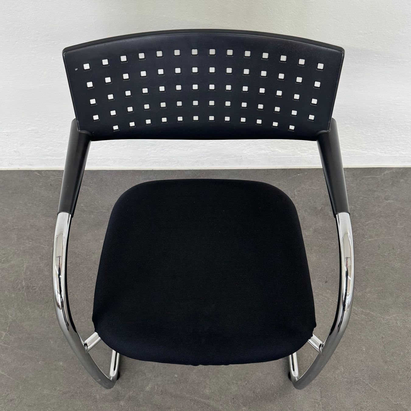 Vitra Sedie: Vitra Visavis Freischwinger - Schwarz-Chrom – Usato da Schönenwerd venduto da mcofficeshop 7