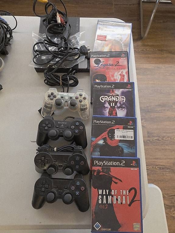 Consoles: PS2 mit 4 Controller und 5 Games Memorycards – D'occasion à Selzach par Grievas