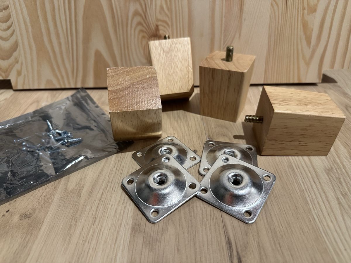 Cassettiere: Holzfüsse für Kommode oder Schrank – Nuovo e nell'imballaggio originale da Basel venduto da Piepsli