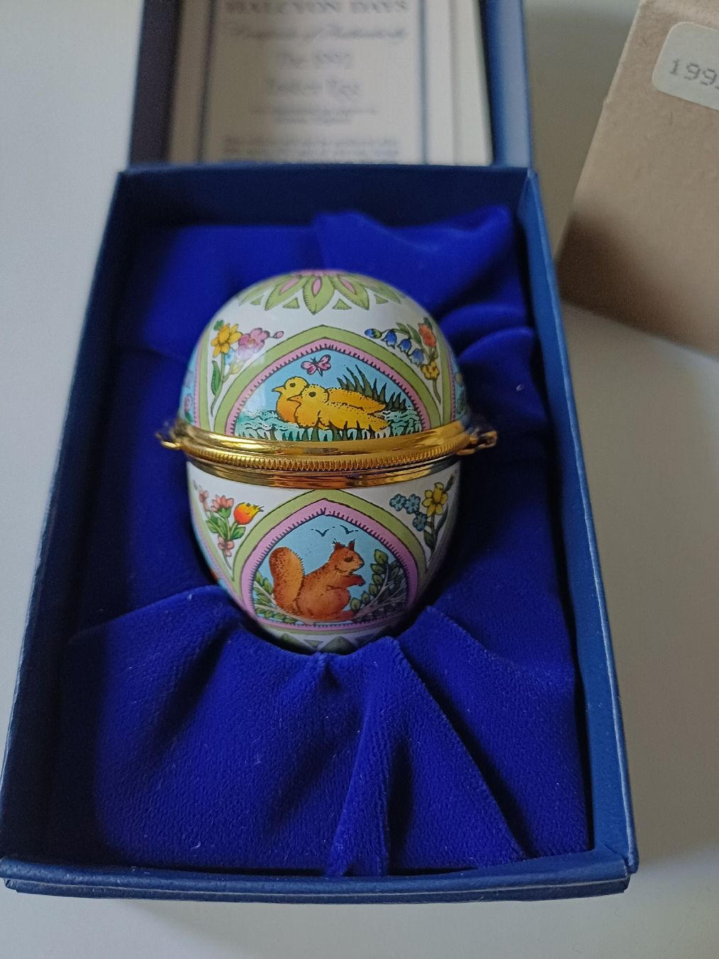 Altro in Decorazioni & Accessori: Halcyon Days enamels, Bilston Dose, Easter Egg 1992 – Nuovo e nell'imballaggio originale da Zürich venduto da Avocadokern 2