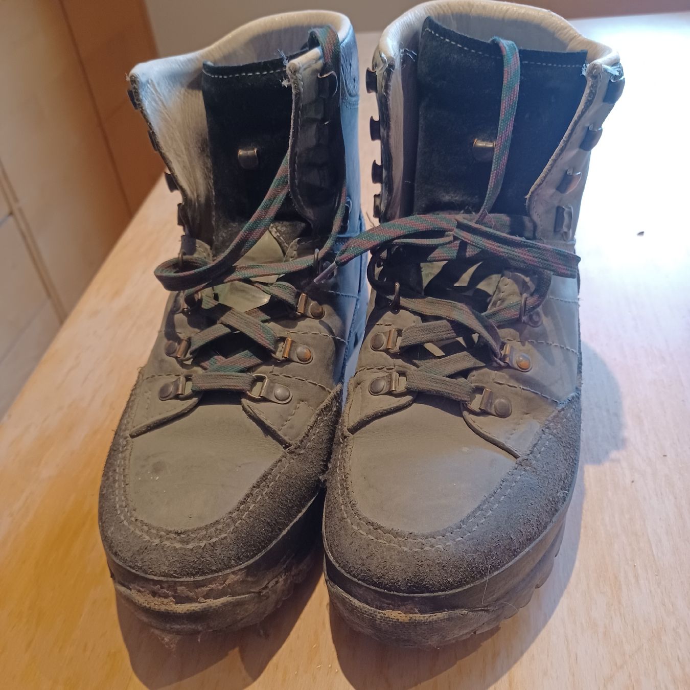Scarpe da uomo: Wanderschuhe Leder Grösse 8 1/2.   – Usato da Merenschwand venduto da heg_dq9z