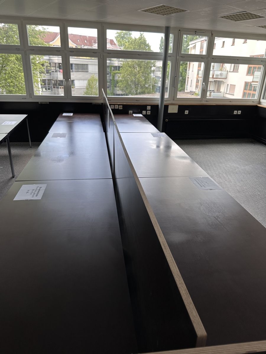 Schreibtische: Grosse Büroarbeitstische – Gebraucht aus Luzern von AK64 1