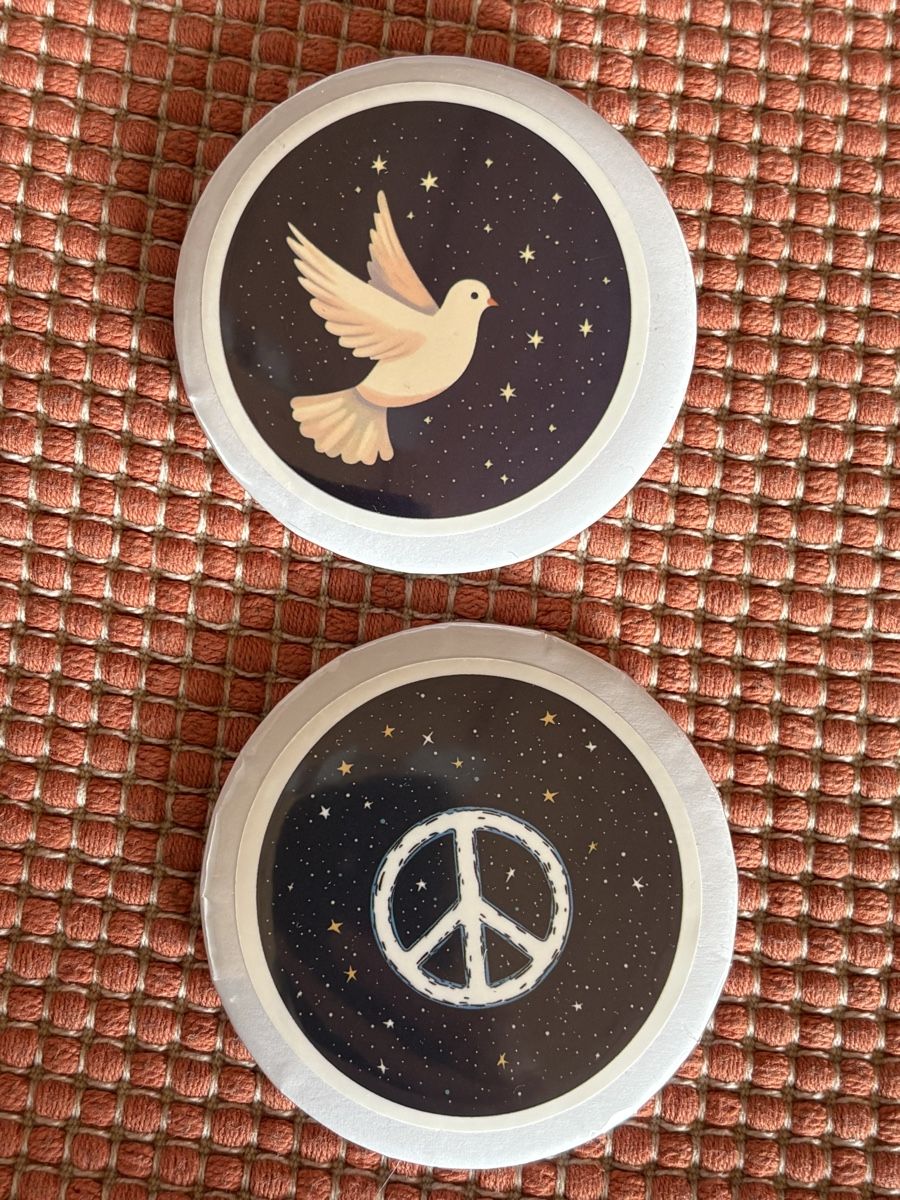 Spille & Fermagli: Frieden Brosche / Peace Button 2er Set – Nuovo (secondo la descrizione) da Rümlang venduto da BoutiqueMonique16