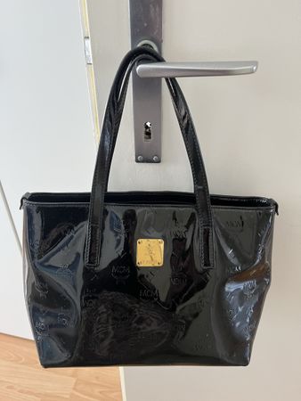 MCM schwarze Lack Handtasche