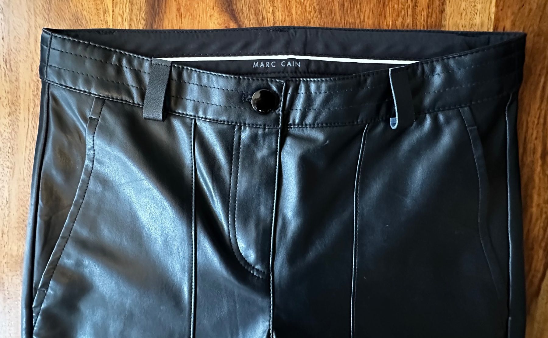 Marc Cain Pantaloni: Marc Cain Hose Kunstleder Damen S – Usato da Liestal venduto da Ballybs 5