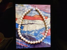 Elegante Perlenkette, neuwertig - für den perfekten Look!