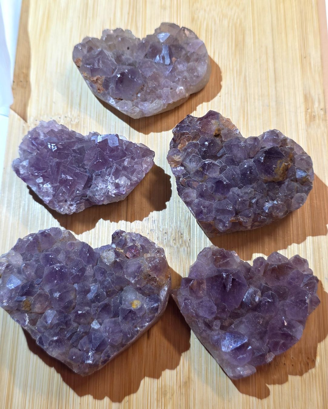 Minerali & Pietre curative: 4 Amethyst Herzen 1 Fluorit Stufe 365g – Nuovo e nell'imballaggio originale da Matzingen venduto da Shay_Crystalz