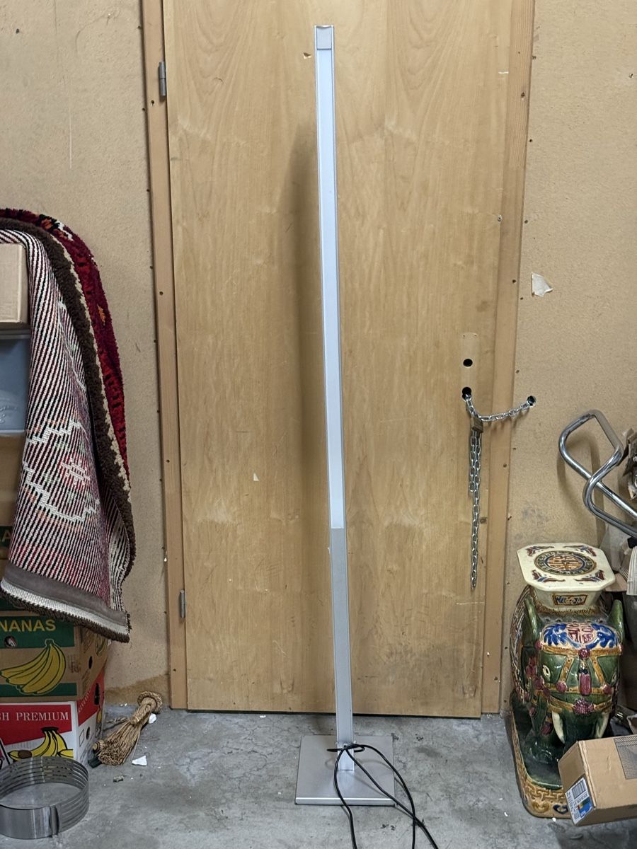 Lampen: Modern Design Floor Lamp, Silver Finish, Excellent Condition – Gebraucht aus Lausanne von vas_cdb2 9