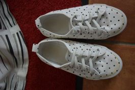 Weisse Sneakers, schwarz getupft, frisch gewaschen, Gr. 31