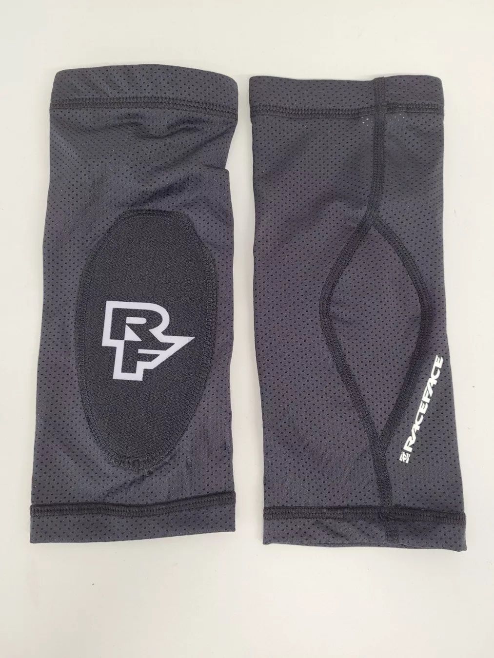 Race Face Protezioni & Imbottiture: NEU: Race Face Charge Elbow, stealth, M – Nuovo e nell'imballaggio originale da Engelberg venduto da Pits68