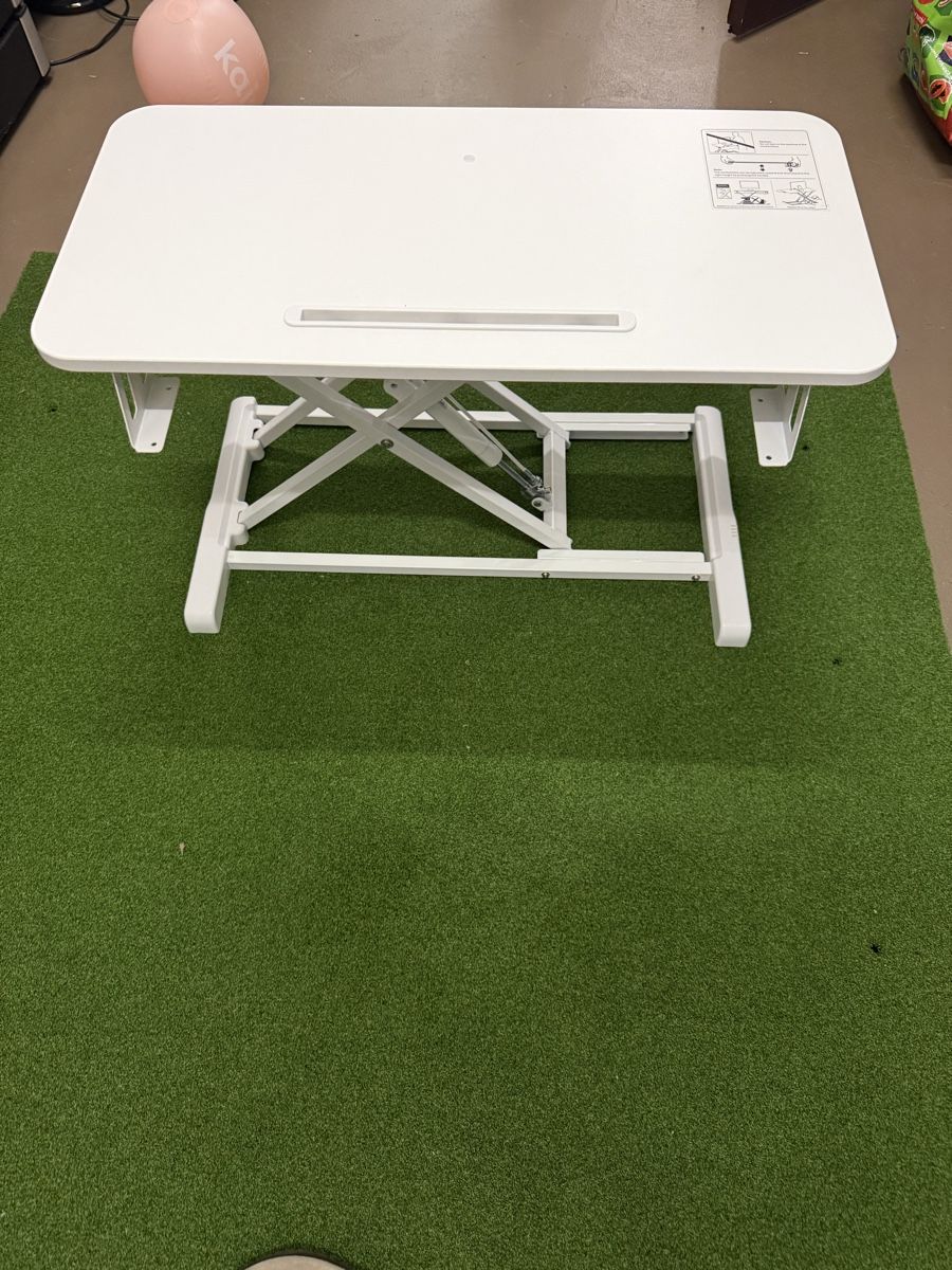 Scrivanie: White Standing Desk Converter (detached subshelf) – Usato da Zürich venduto da julian.a