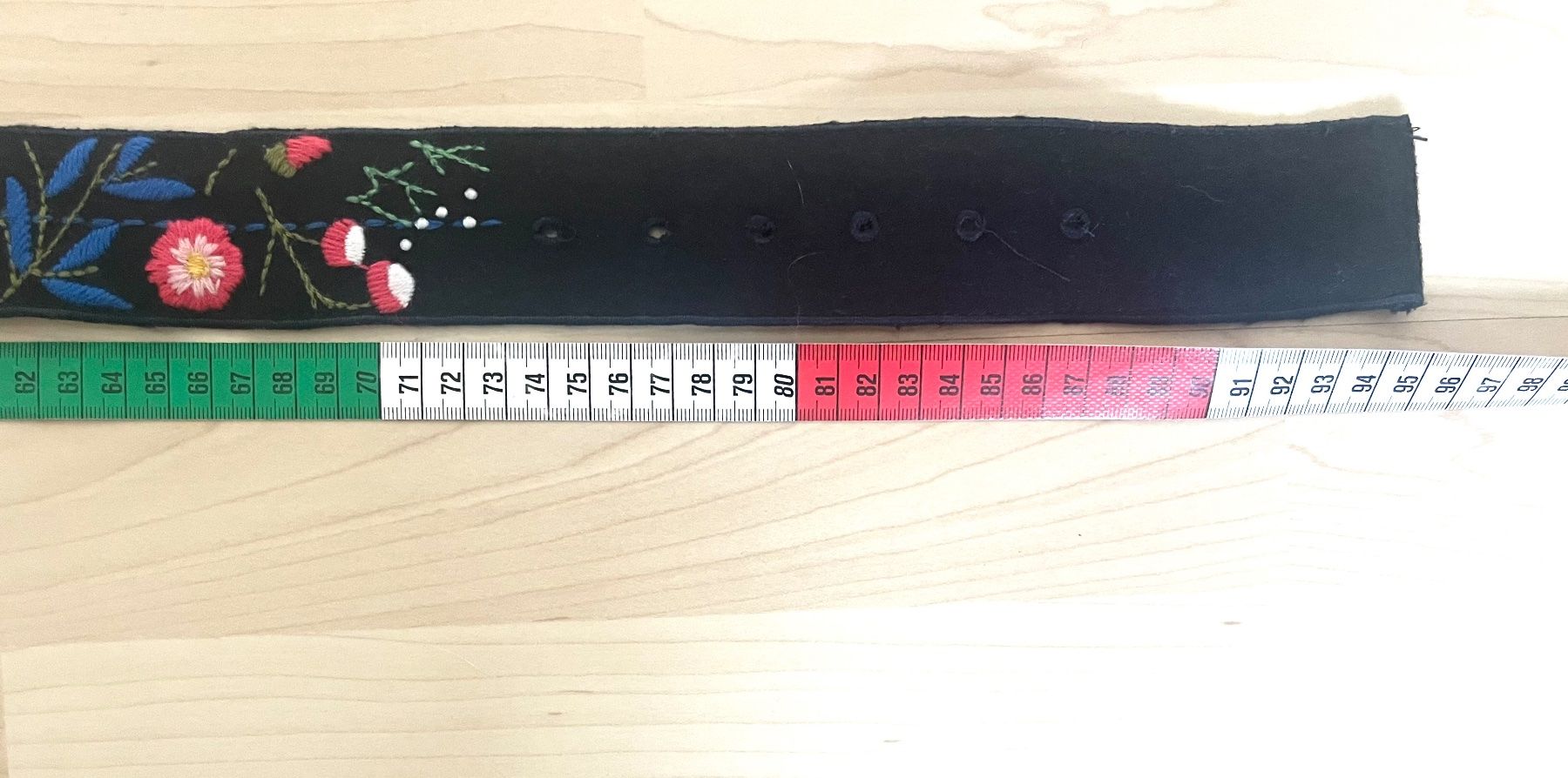 Gürtel: High Use: elastischer Gürtel mit aufgestickten Blumen, 94 cm – Gebraucht aus Luzern von ellitussi 2