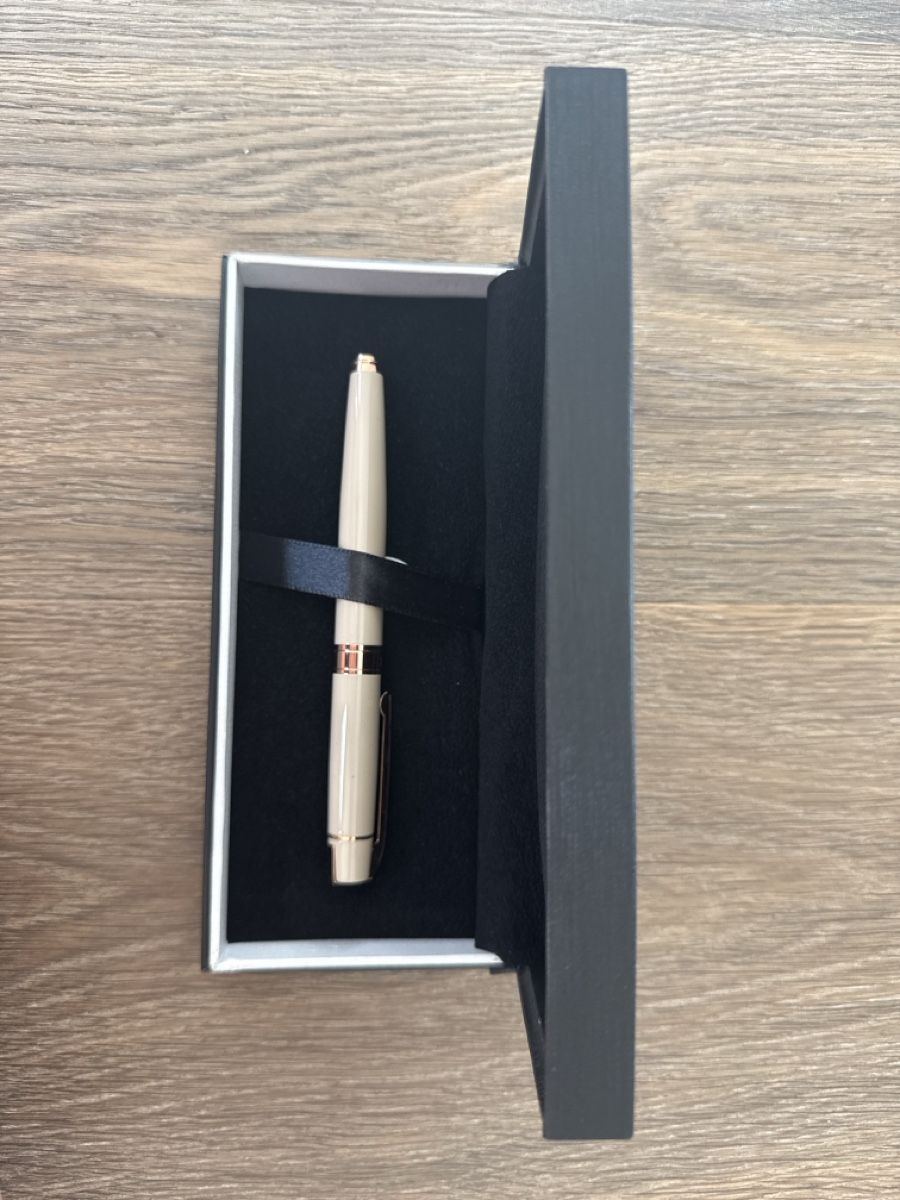 Penna & Evidenziatori: Kugelschreiber Beyer beige mit Etui – Nuovo e nell'imballaggio originale da Wollerau venduto da isa_fx8n
