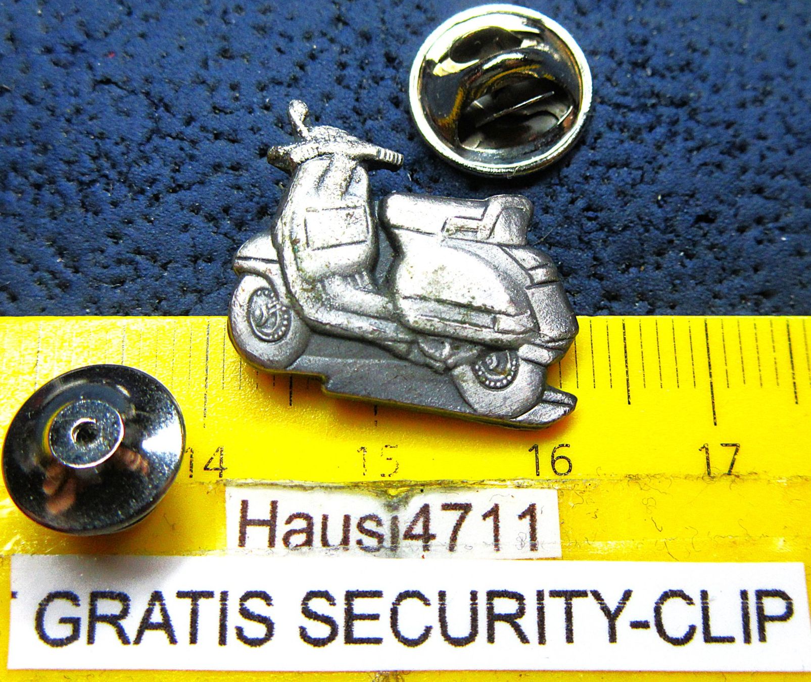 Plaquettes & Badges: VESPA MOTORROLLER 3D-OPTIC SILBRIG MIT SECURITY-CLIP – D'occasion à Ettingen par Hausi4711