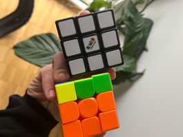 RUBIKS Cube Marke original und ein Cube anderer Marke