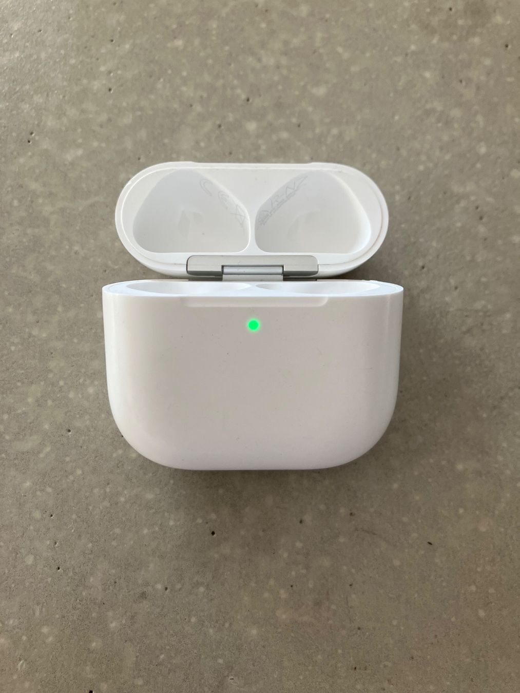 Apple Cuffie: APPLE AIRPODS 4 CASE – Usato da Lausanne venduto da mr.v