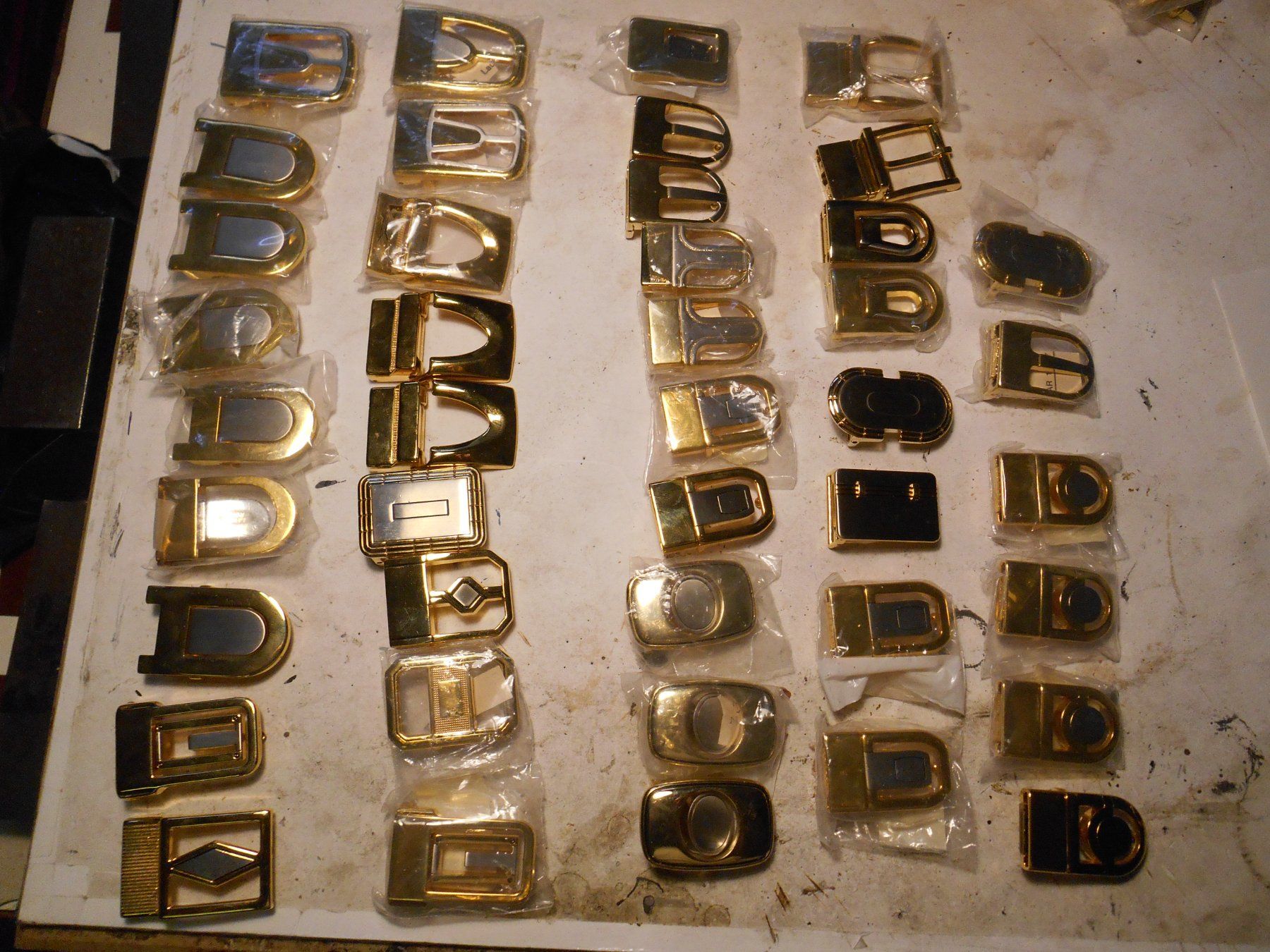 Cinture: Lot de 42 boucles de ceintures – Nuovo e nell'imballaggio originale da Lausanne venduto da Jymyby