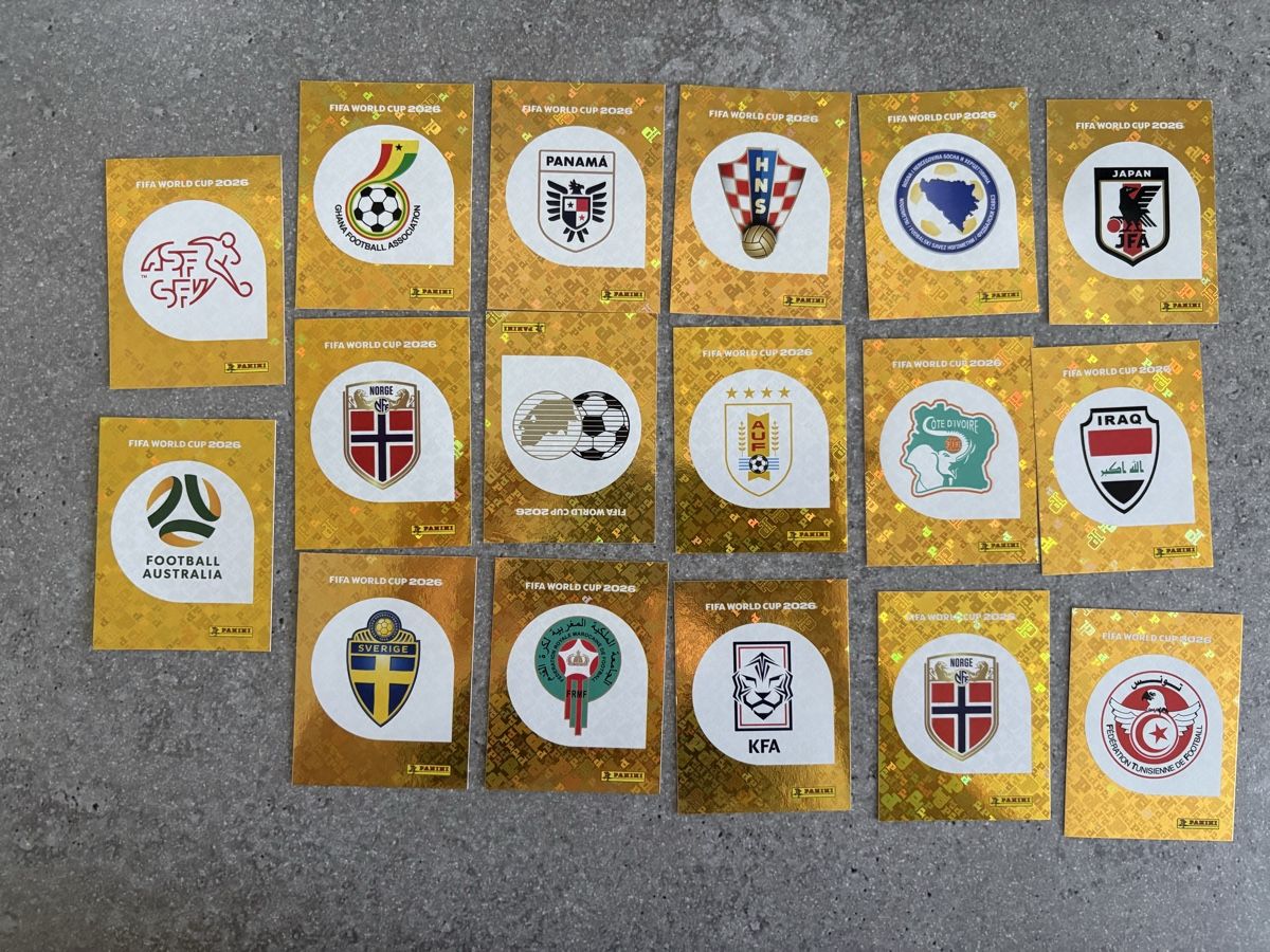 Panini Cartes à collectionner: Panini WM 26 verschiedene Team-Wappen – Neuf (Voir description) à Leuggern par ann_58p5