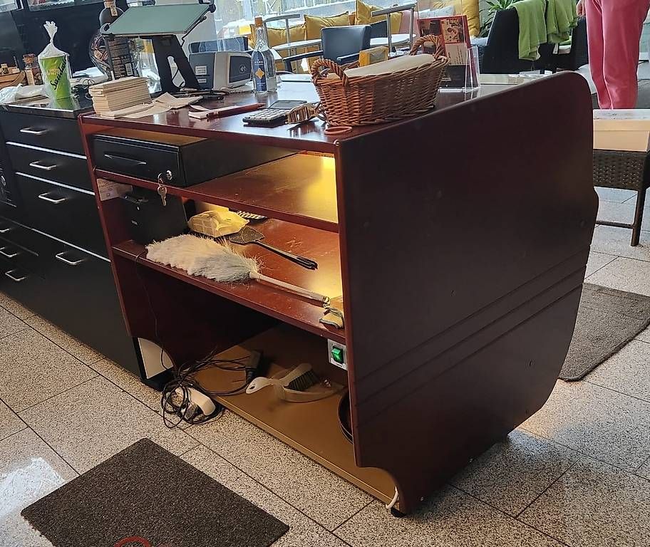 Allestimento di negozi e stand fieristici: Kassentisch mit Vitrine und LED neuwertig – Usato da Herisau venduto da DVP 4