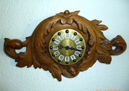 Wanduhr mit wunderschönem geschnitztem Holzgehäuse