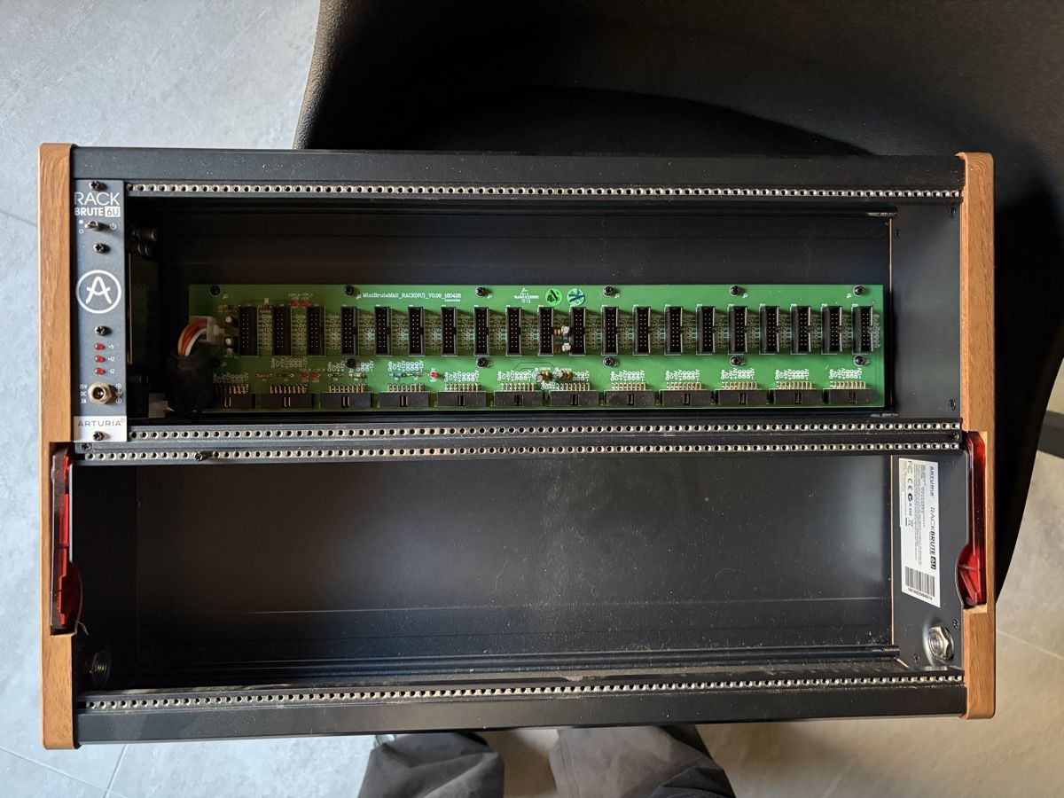 Strumenti musicali: Arturia RackBrute 6U Boîtier pour modulairesEURORACK – Usato da villarlod venduto da Oliviermagarotto