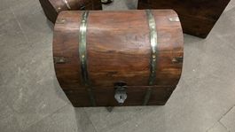 Bauletto / Scrigno in legno massiccio con bande metalliche