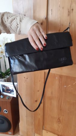 Edle schwarze Clutch mit sehr schönem Innenleben