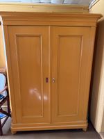Kleiderschrank aus Holz zweitürig mit Einlegeböden