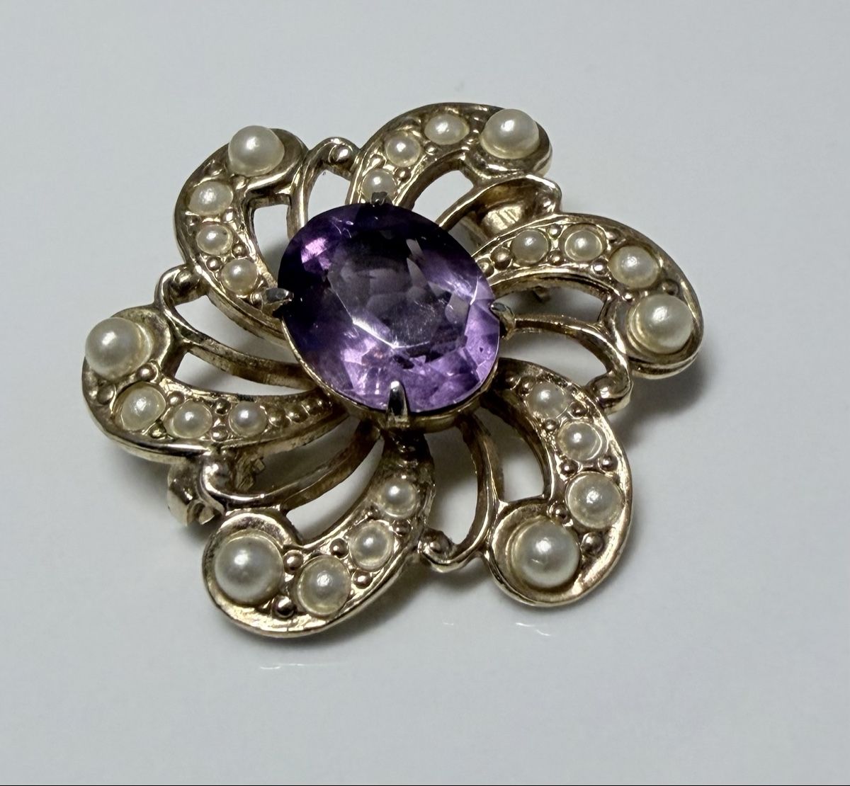 : 🟣  Antike Brosche Amethyst mit Perlen – Usato da Weissbad venduto da Simiswiss321