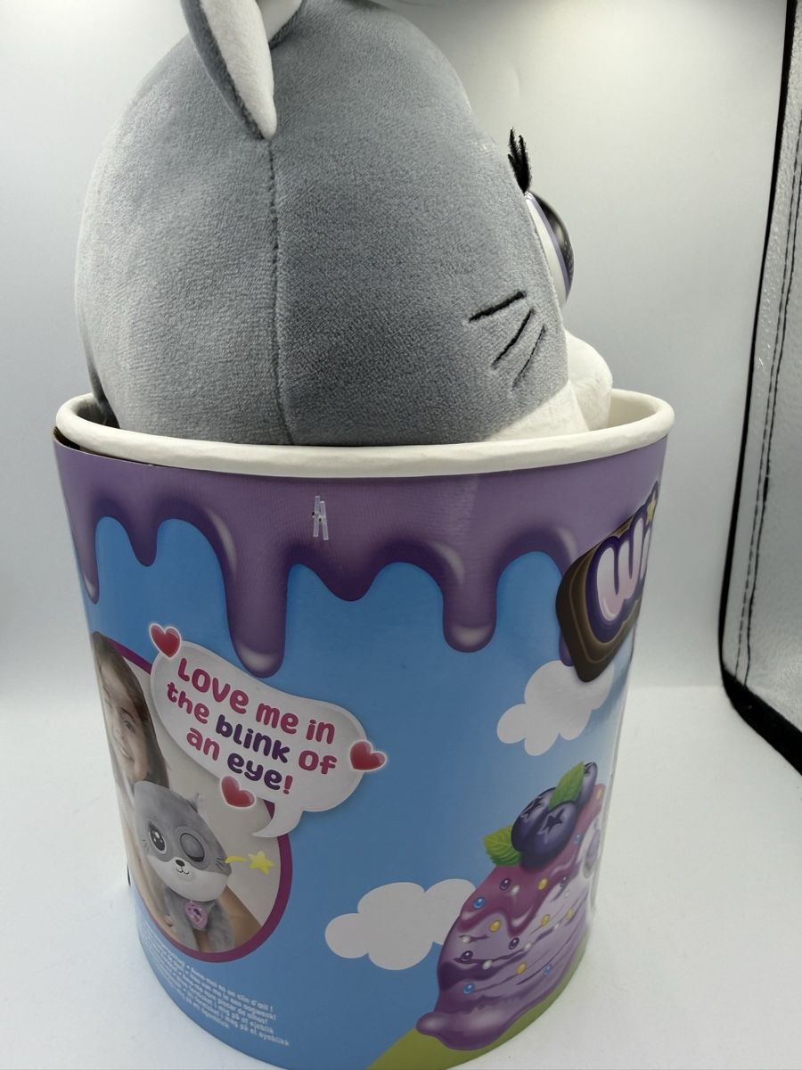 Spielzeuge: Winksies Blueberry Kitty Plüschfigur mit Blinkfunktion – Neu und originalverpackt aus Emmen von VK-Allround 2