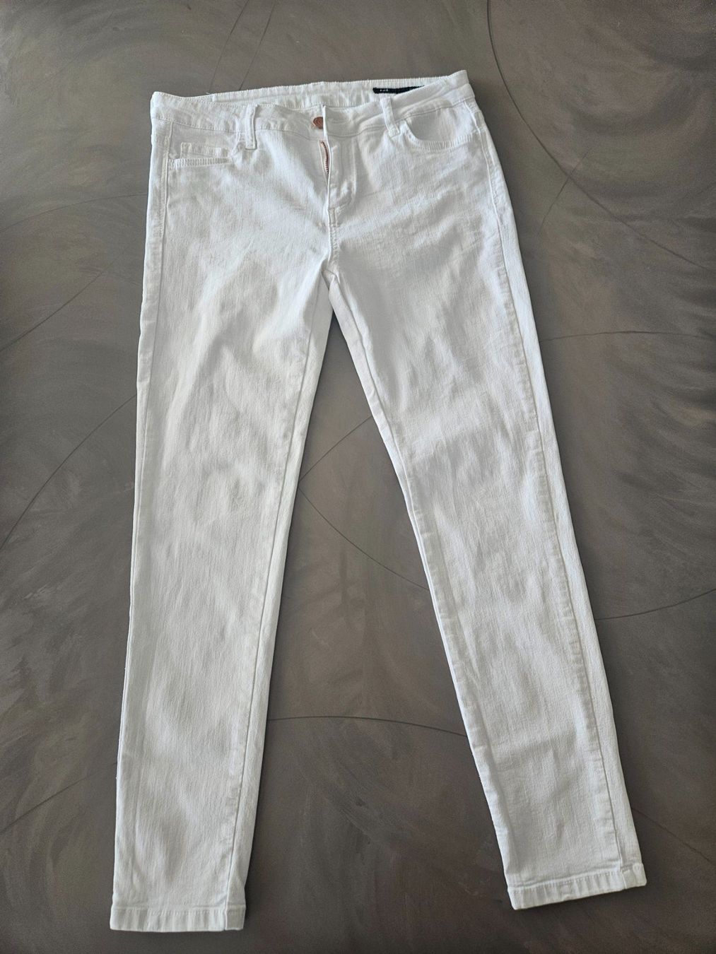 Jeans: weisse Jeans, Modell Kate, slim fit, Gr. 29 – Gebraucht aus Seengen von babawid