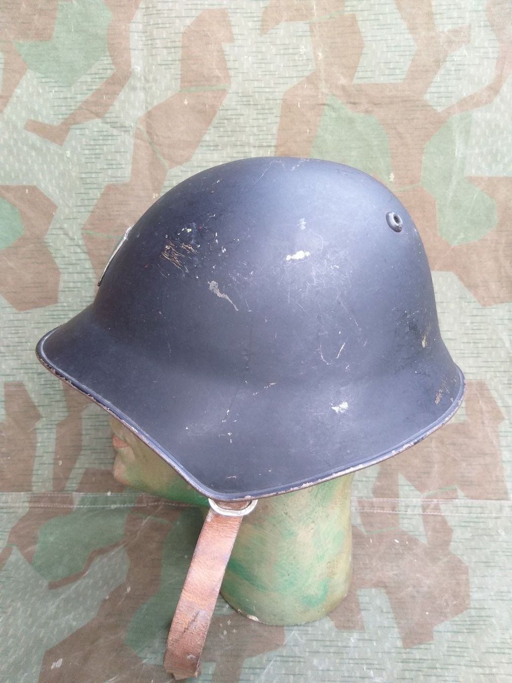 Schweizer Armee Pompieri: Stahlhelm Mod. 1940/63 Feuerwehr St.G – Usato da Bauma venduto da SwissMilitaria 2