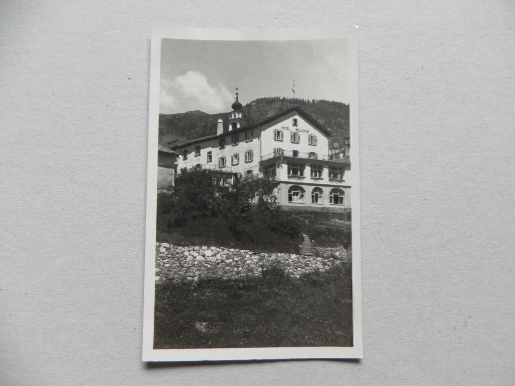 Cartoline postali: Karte Samaden GR Restaurant Bellevue – Usato da Siebnen venduto da krimsie