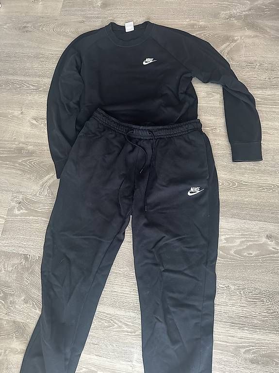 Completi: Nike Trainingsanzug Schwarz – Usato da Spreitenbach venduto da Sabrina.dc 3