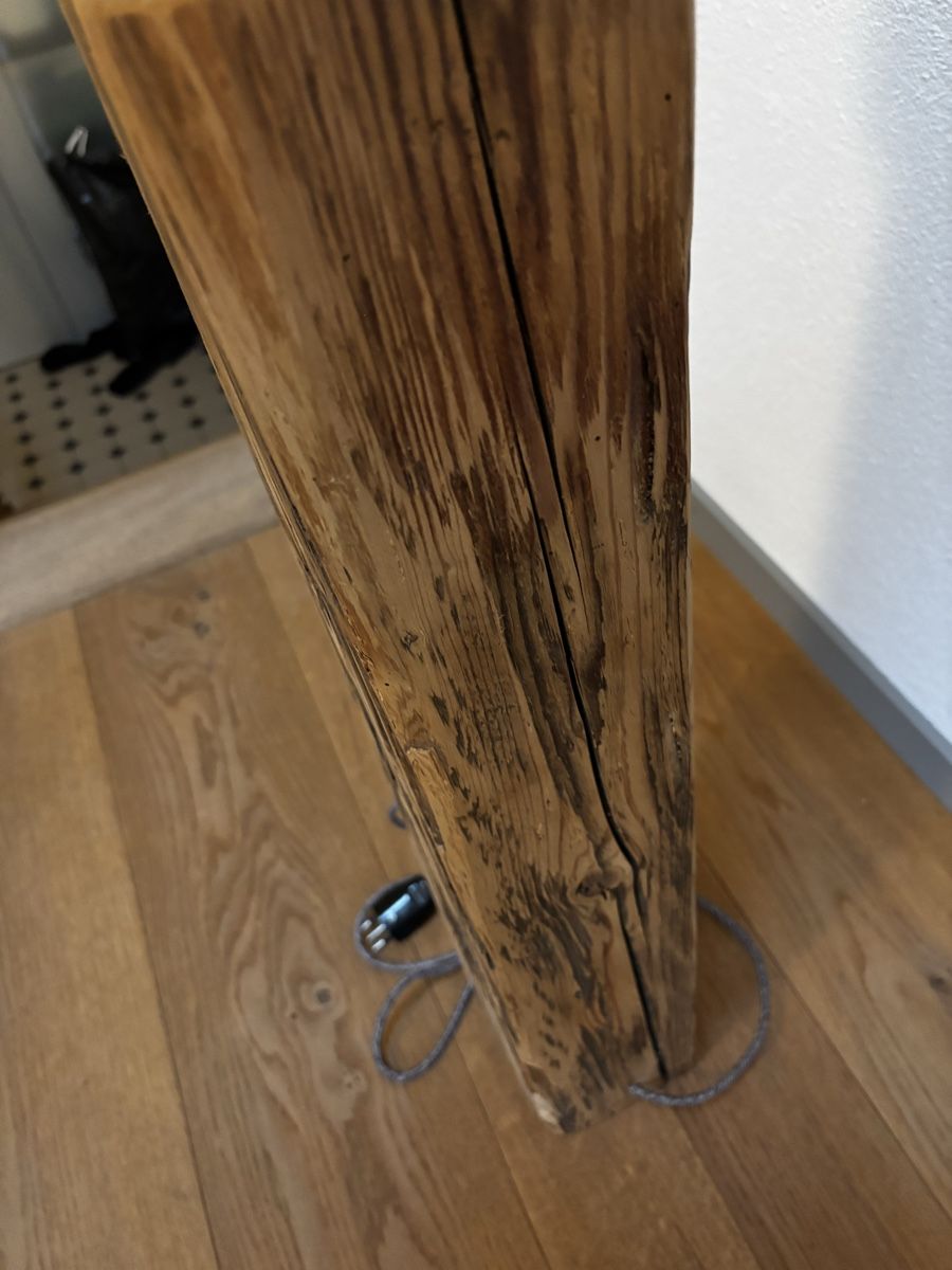 Lampen: Rustic Floor Lamp with Wooden Post – Gebraucht aus Uster von RGertsch 2